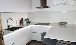 Fridge, microwave, dishwasher, cookware/dishes/utensils - Apartment in France Near Ski Slopes (Huez)
