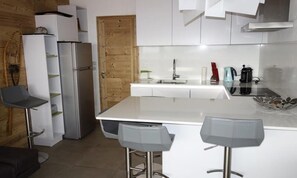 Fridge, microwave, dishwasher, cookware/dishes/utensils - Apartment in France Near Ski Slopes (Huez)
