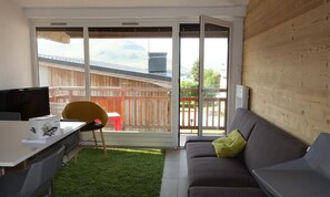 Living area - Apartment in France Near Ski Slopes (Huez)