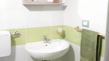 Doccia, bidet, asciugamani, sapone