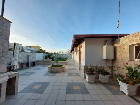 Terrace/patio. Overseas - GREEN Room