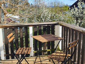 Outdoor dining - 'maisonette 5' – Spacious apartment in Kürnberg with mountain view, private terrace & balcony, parking, Wi-Fi (Schopfheim)