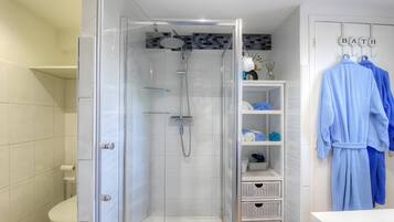 Douche, sèche-cheveux, serviettes fournies