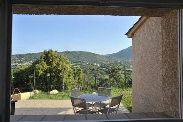 Outdoor dining - Charming 1-Bedroom Apartment Near Beaches and Amenities (Eccica-Suarella)