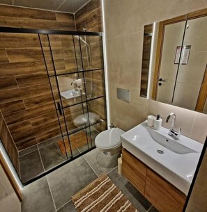 Leilighet, balkong, byutsikt | Bad