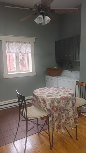 Dining - Adorable 1-bedroom apartment with AC in charming Cumberland (Cumberland)