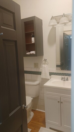 Bathroom - Adorable 1-bedroom apartment with AC in charming Cumberland (Cumberland)