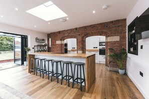 Fridge, microwave, oven, stovetop - House with a cinema and games room, sleeps 17 (Shawbury)