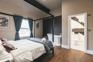 7 bedrooms, iron/ironing board, free WiFi, bed sheets - House with a cinema and games room, sleeps 17 (Shawbury)