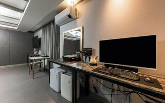 Royal Suite Room | Down comforters, desk, free WiFi, bed sheets
