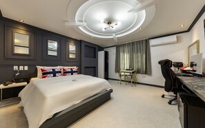 Une chambre d’hôtel moderne équipée d’un lit, d’un bureau, d’une chaise et d’une grande fenêtre avec des rideaux.
