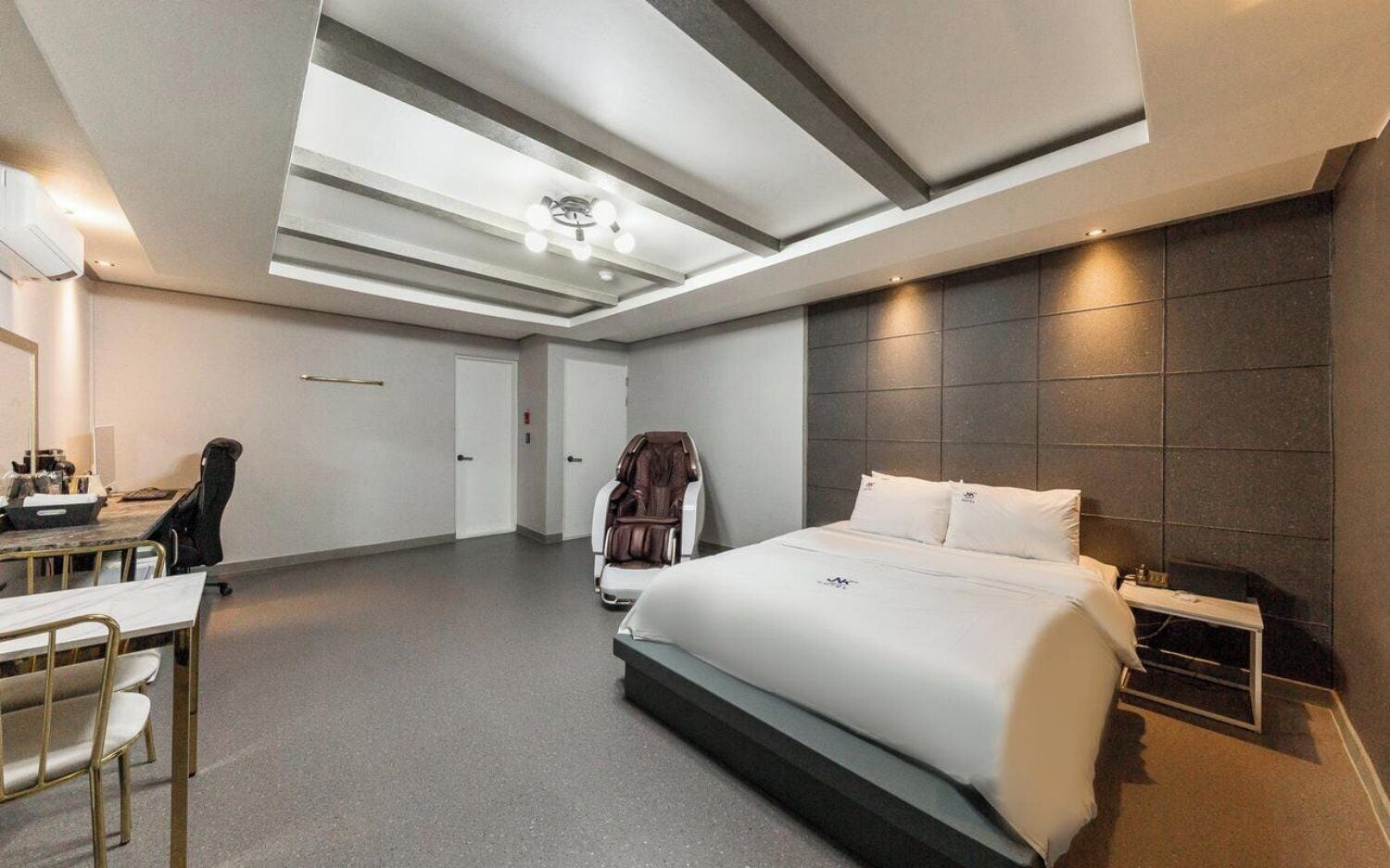 Royal Suite Room | Down comforters, desk, free WiFi, bed sheets