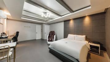 Royal Suite Room | Down comforters, desk, free WiFi, bed sheets