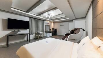 Royal Suite Room | Down comforters, desk, free WiFi, bed sheets