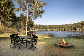 Outdoor dining - Lakebay Hideaway: Beautiful Private Lakefront House (Home)