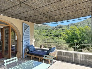 Terrace/patio - Very nice apartment in a charming village house, village of Pigna (Pigna)