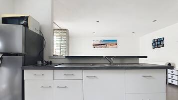 Een microgolfoven, een oven, een kookplaat