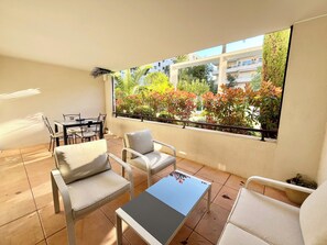 Outdoor dining - Quiet, spacious, 2 bedroom apartment - minutes from Cannes town Centre. (Cannes)