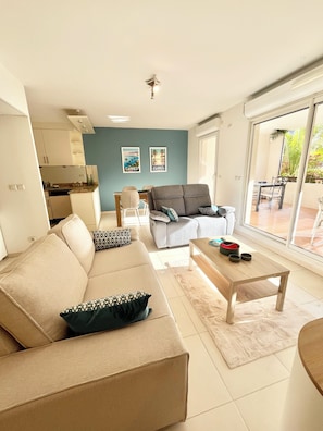 Smart TV, stereo - Quiet, spacious, 2 bedroom apartment - minutes from Cannes town Centre. (Cannes)