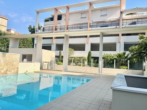 Pool - Quiet, spacious, 2 bedroom apartment - minutes from Cannes town Centre. (Cannes)