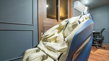 Massage Chair Room - No Parking | Hypo-allergenic bedding, free WiFi, bed sheets