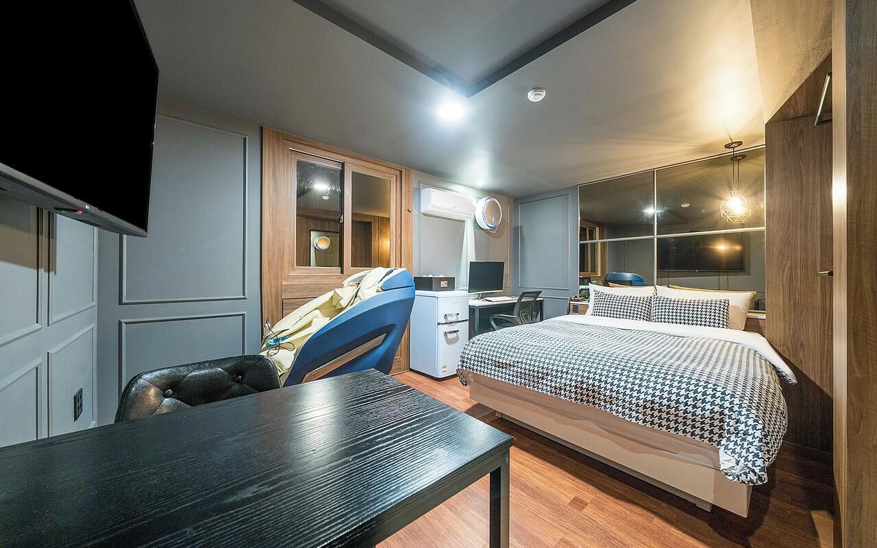 Massage Chair Room - No Parking | Hypo-allergenic bedding, free WiFi, bed sheets