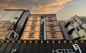 تفاصيل الفندق من الخارج