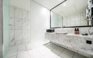 Styler Room - No Parking | Banheiro | Secador de cabelo, chinelos, toalhas de banho, shampoo