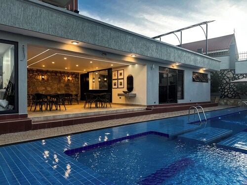 Vee Hotel Apartments