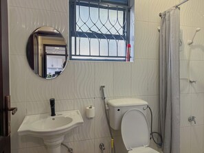 Deluxe Apartment, Lake View | Bathroom - Vee Hotel Apartments (Entebbe)