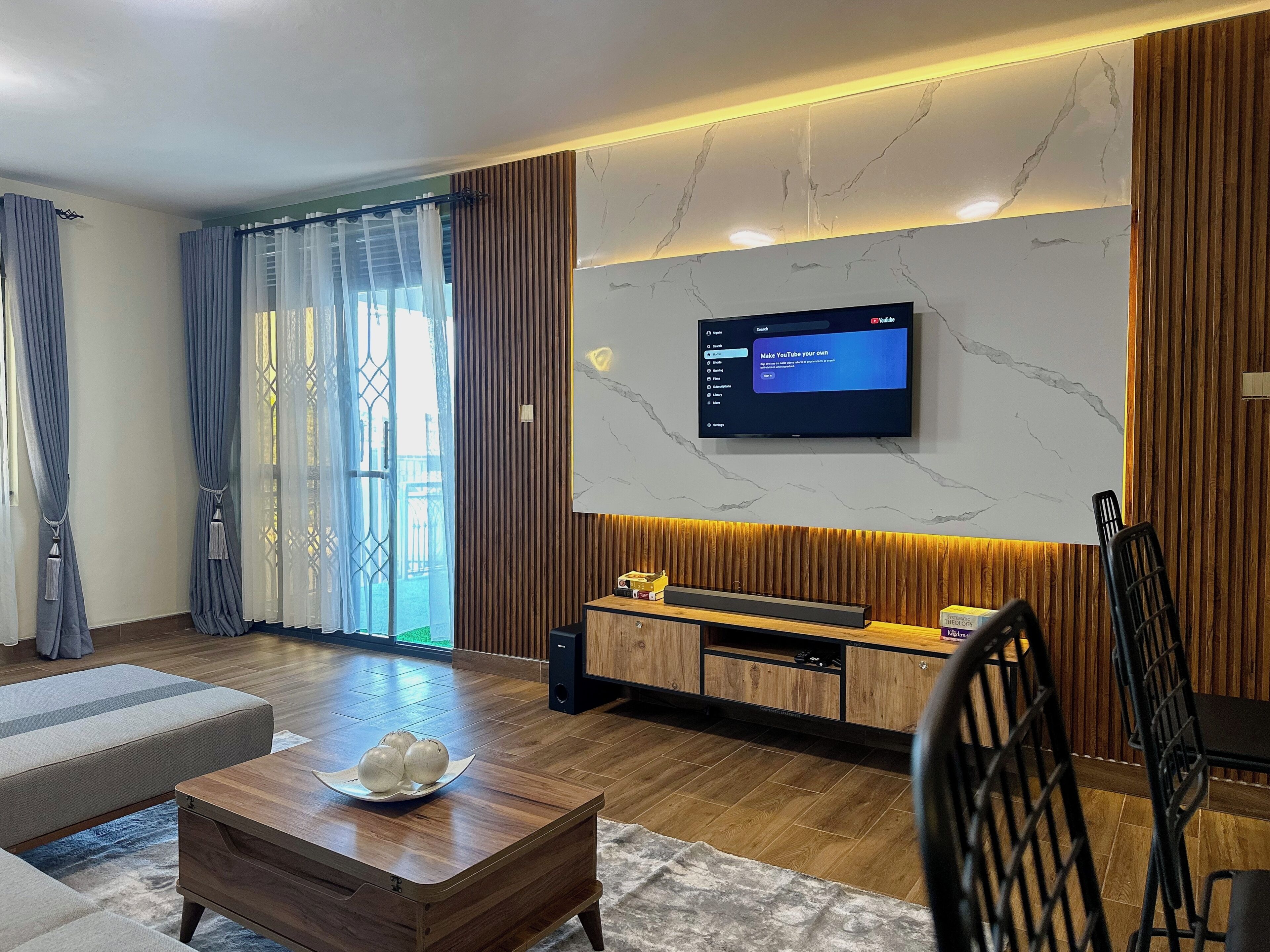 Deluxe Apartment, Lake View | Living area