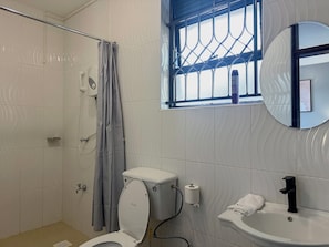 Deluxe Apartment, Lake View | Bathroom