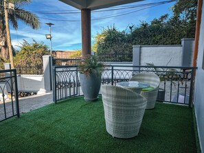 Terrace/patio - Vee Hotel Apartments (Bwebajja Dundu)