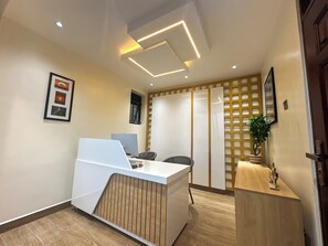 Lobby - Vee Hotel Apartments (Bwebajja Dundu)