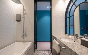 Deluxe Double Room | Bathroom - Hotel The Castle Jamsilsaenae (Seoul)