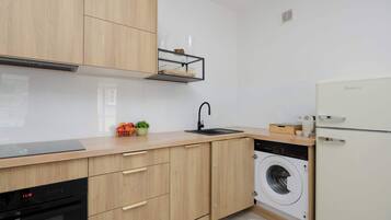 Frigorifero, microonde, forno, piano cottura