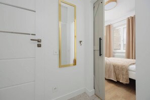 1 bedroom, desk, iron/ironing board, travel cot - Air-conditioned Apartment with Terrace | 3 Minutes from Market Square (Warszawa)