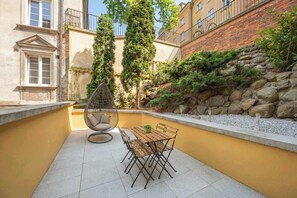 Outdoor dining - Air-conditioned Apartment with Terrace | 3 Minutes from Market Square (Warszawa)