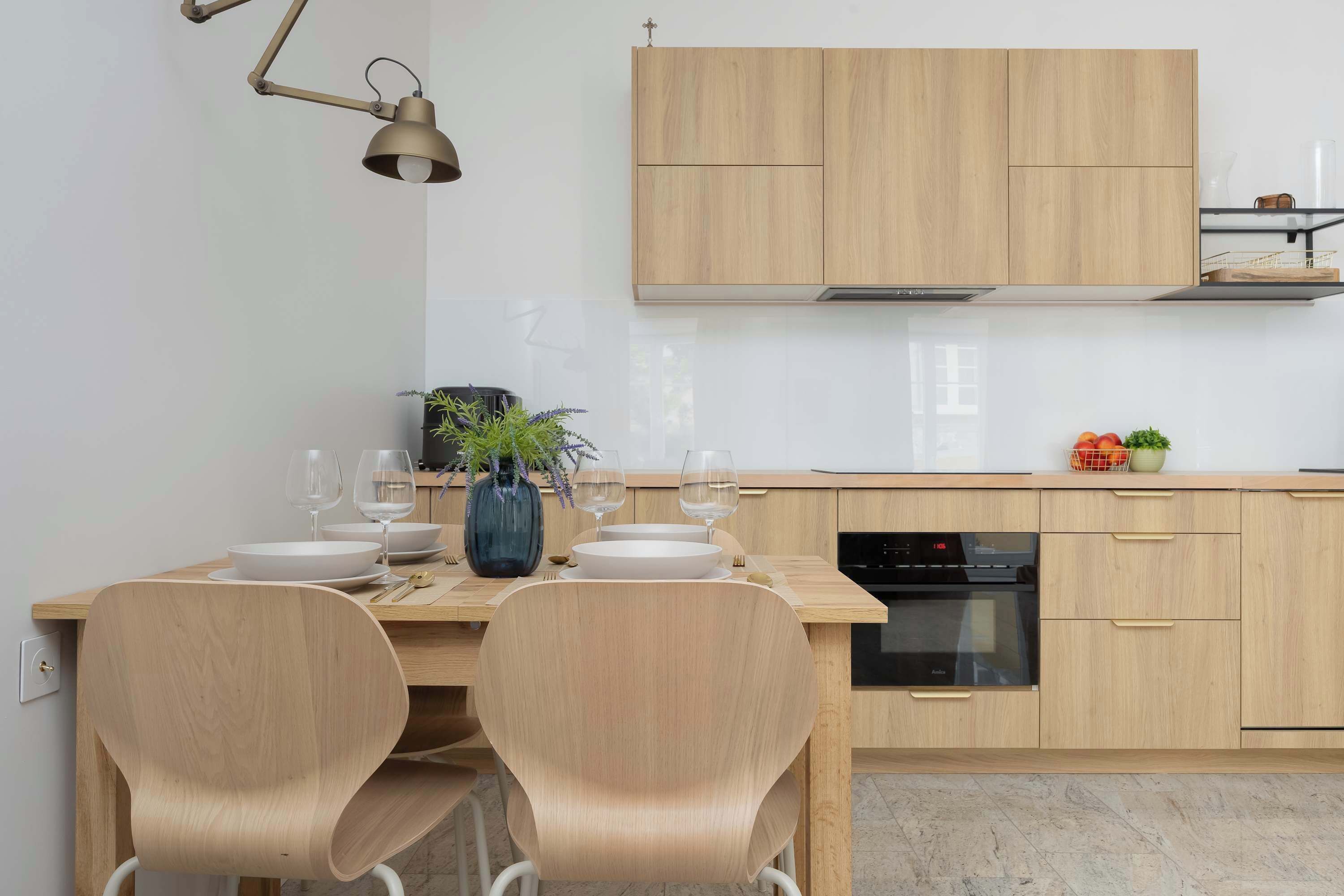 Frigorifero, microonde, forno, piano cottura