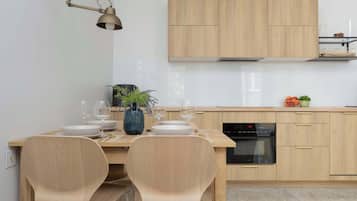 Frigorifero, microonde, forno, piano cottura
