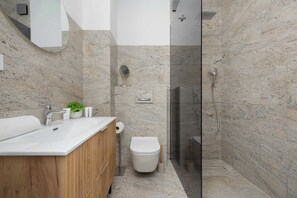 Doccia, asciugacapelli, asciugamani, shampoo