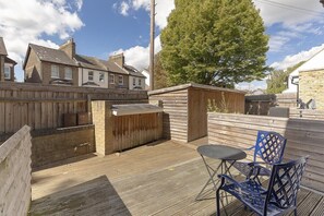 Outdoor dining - New! Lovely 1BR Duplex w/Patio in Bromley (Greater London)