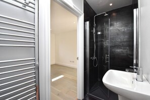 Bathroom - New! Lovely 1BR Duplex w/Patio in Bromley (Greater London)