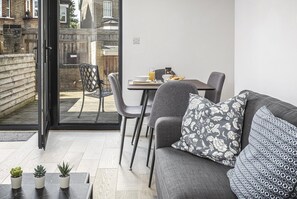 Dining - New! Lovely 1BR Duplex w/Patio in Bromley (Greater London)