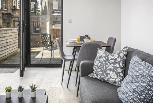 New! Lovely 1BR Duplex w/Patio in Bromley