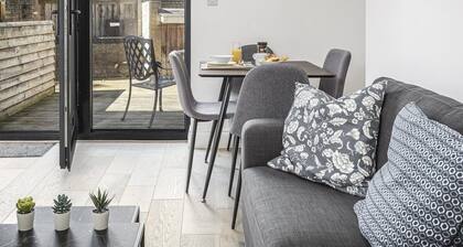 New! Lovely 1BR Duplex w/Patio in Bromley