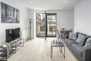 TV - New! Lovely 1BR Duplex w/Patio in Bromley (Greater London)