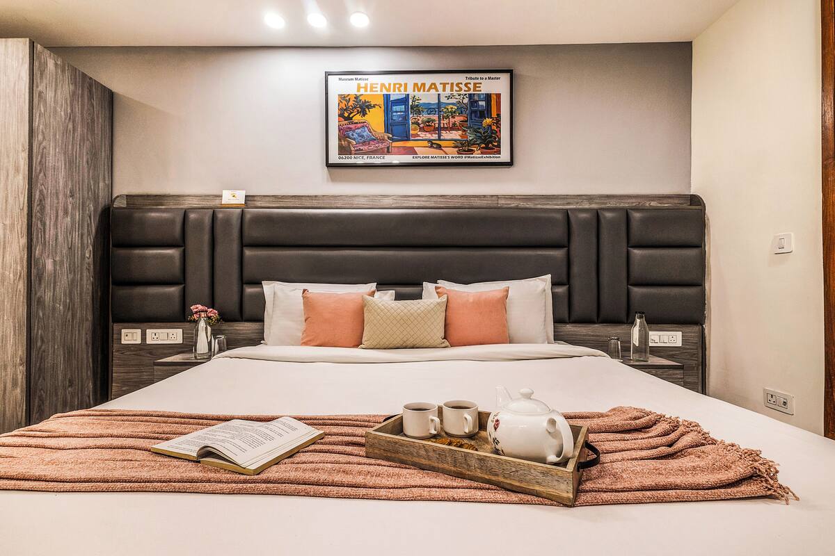 Căn hộ phong cách cổ điển | Bộ đồ giường cao cấp, bàn, khu vực làm việc phù hợp cho laptop 