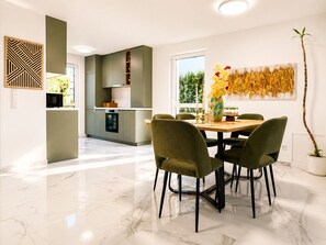 Private kitchen - Quiet Luxury 4BR With1LR Garden Villa (Breitenfurth bei Wien)