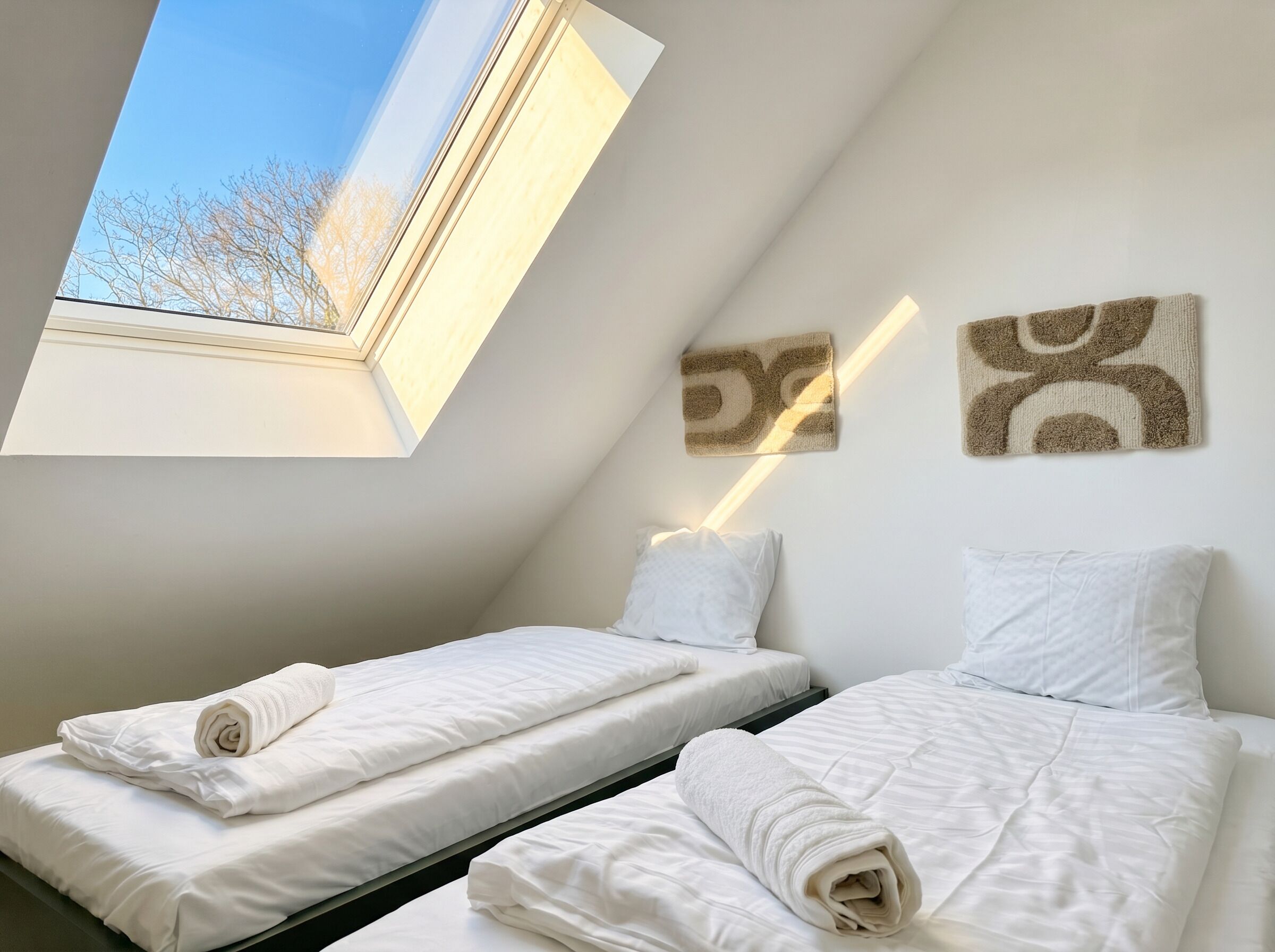 Luxe villa | Een laptopwerkplek, een strijkplank/strijkijzer, beddengoed